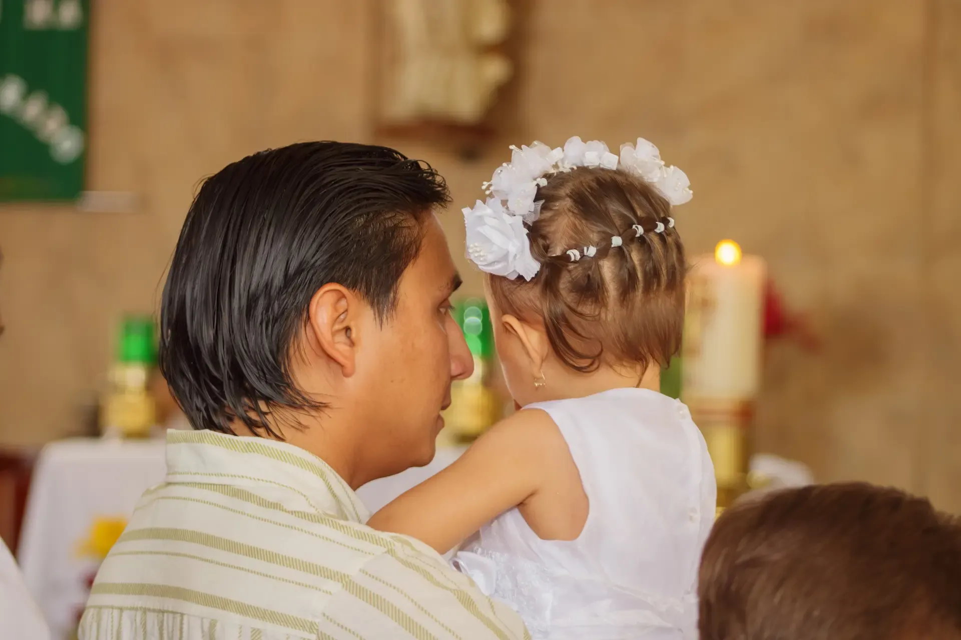 Madre viendo a su bebé