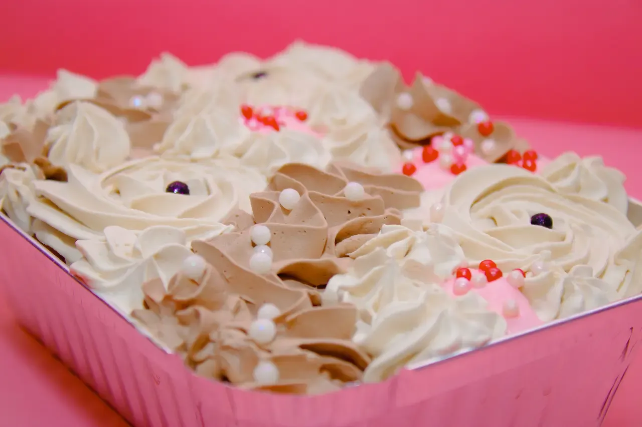 Pastel de chocolate y fresa decorado con perlas de azúcar