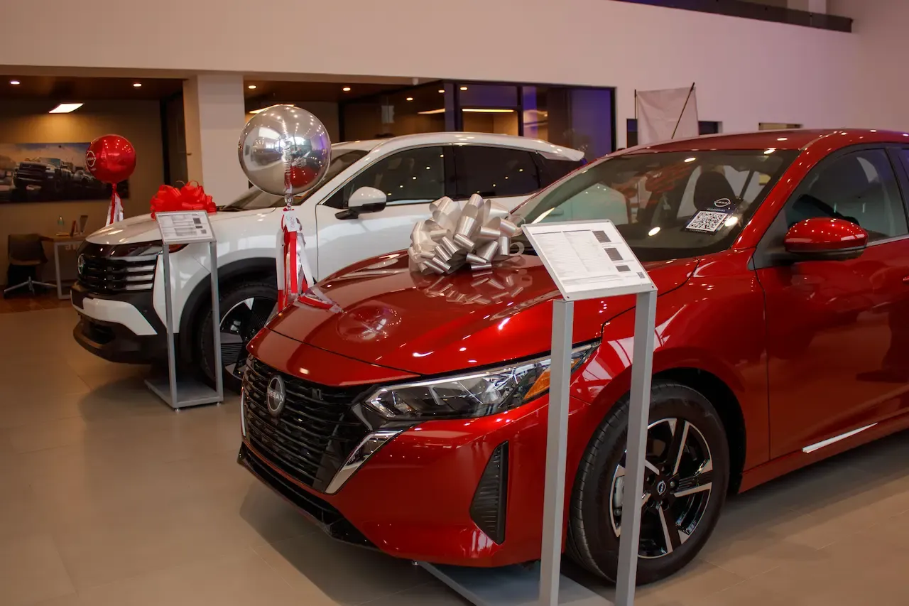 Automóviles Nissan, uno blanco y otro rojo
