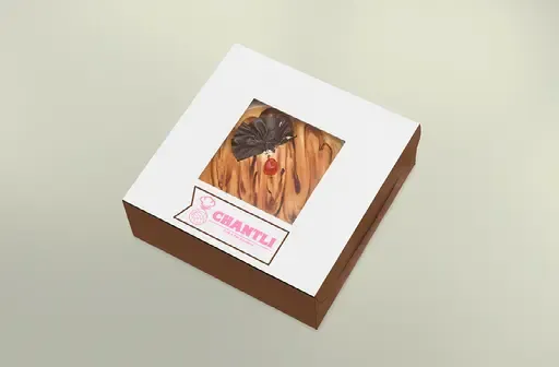 Caja de pastel con el logo de Chantli
