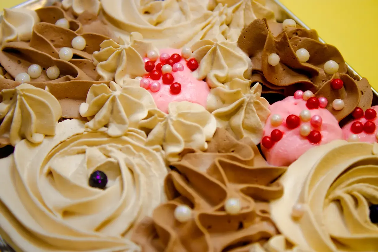 Pastel de chocolate con perlas de azúcar
