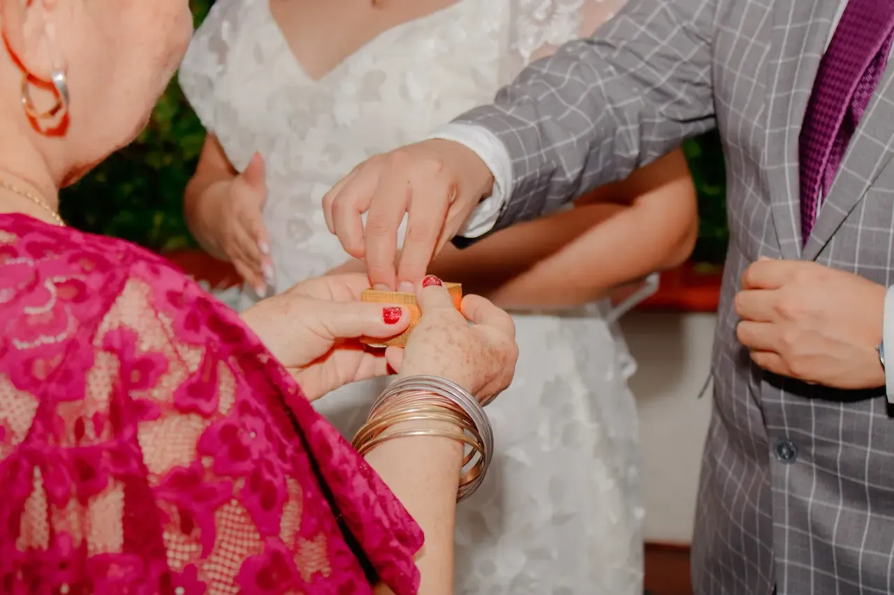 La novia recostada en el hombro del novio