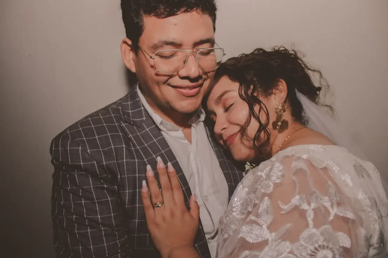La novia recostada en el hombro del novio