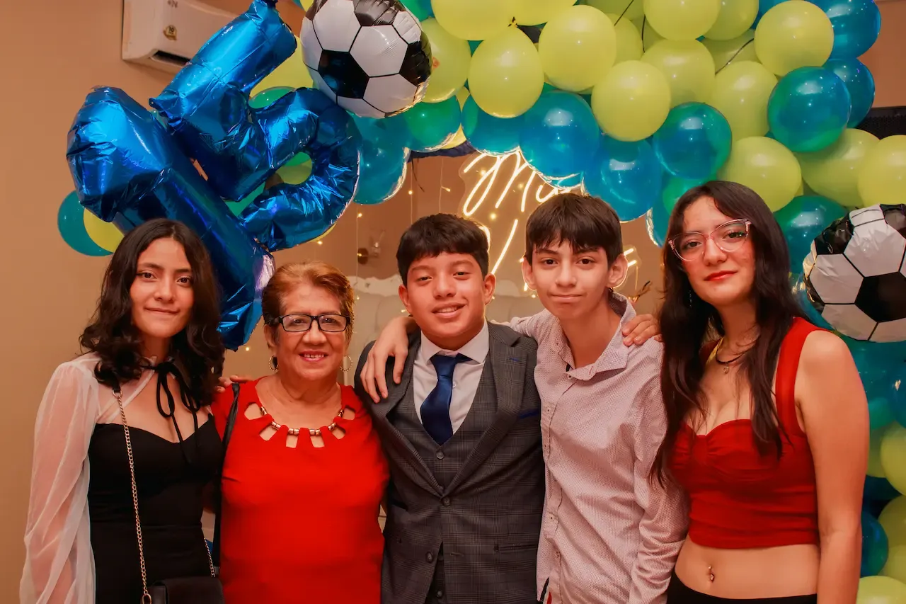 El quinceañero junto a su familia y amigos