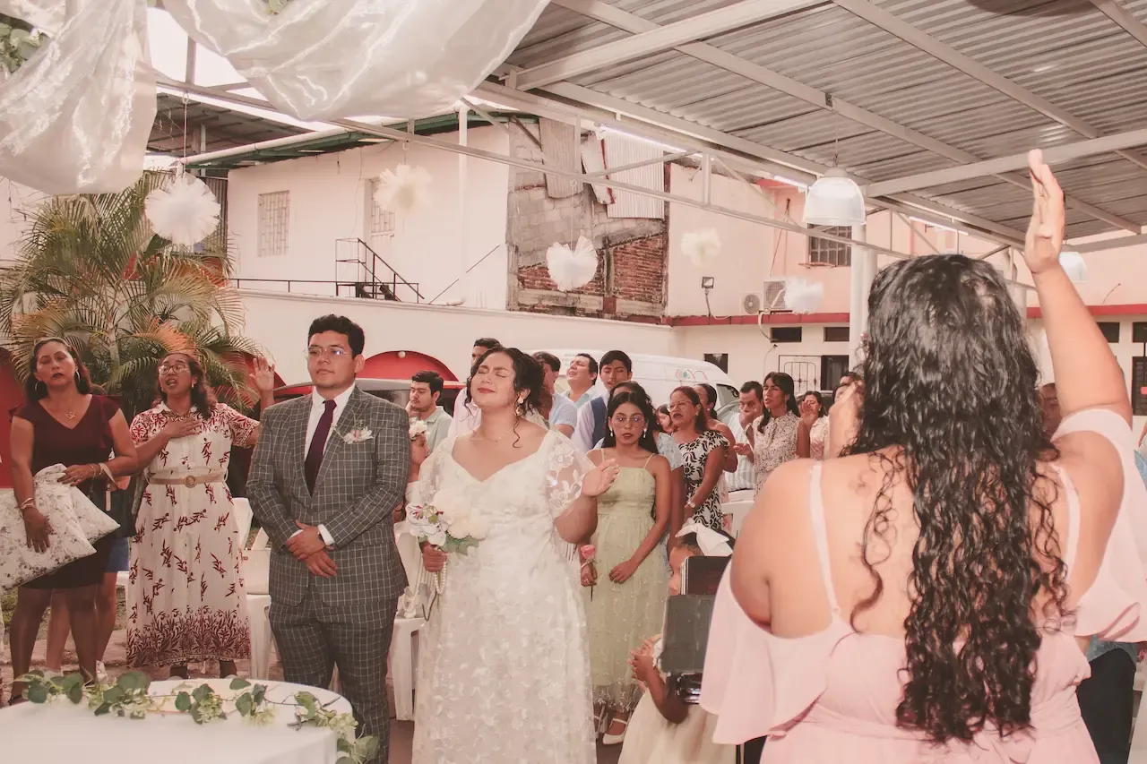 Los novios en el altar