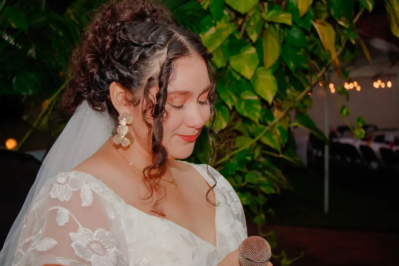 Los novios en el altar