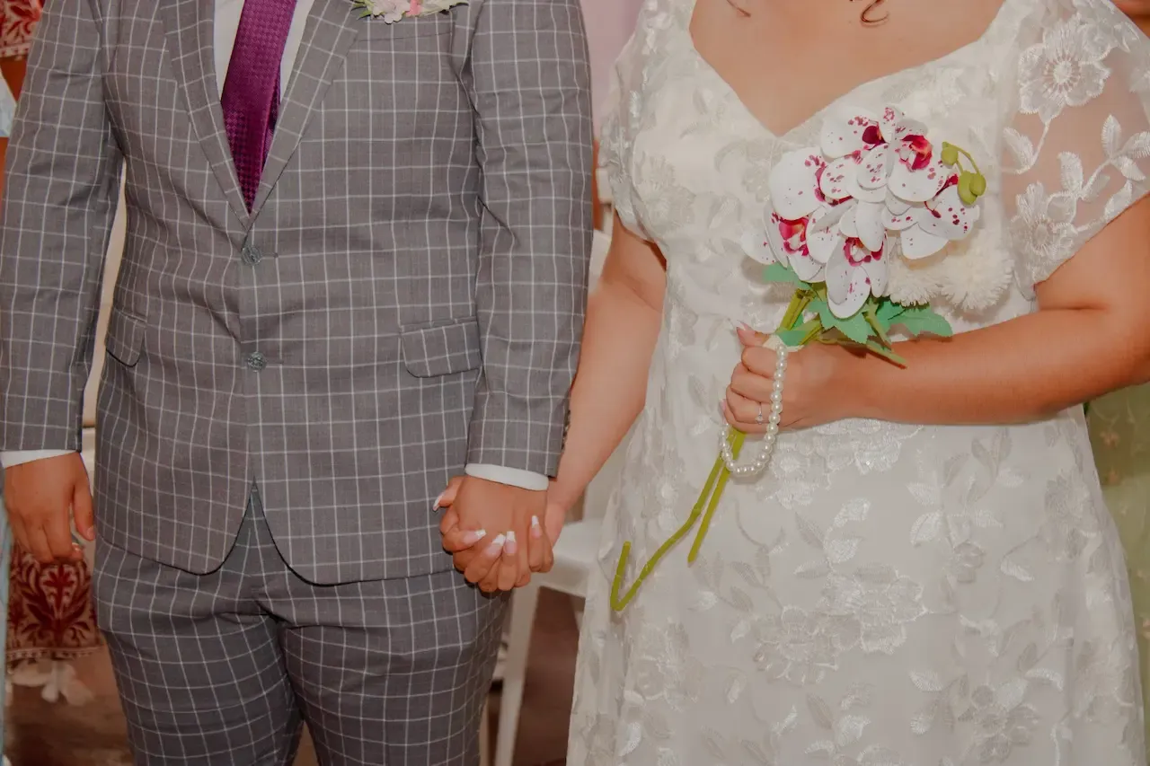 Una canasta con flores blancas