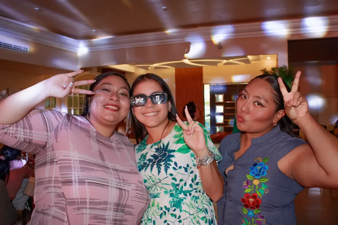 Amigos disfrutando de la fiesta de XV años