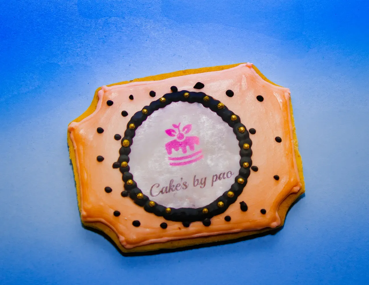 Galleta con el logo de Cakes by Pao