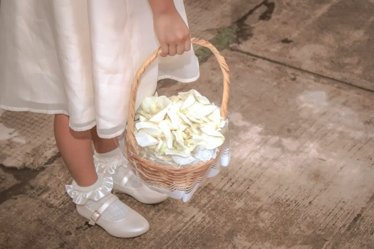Una canasta con flores blancas
