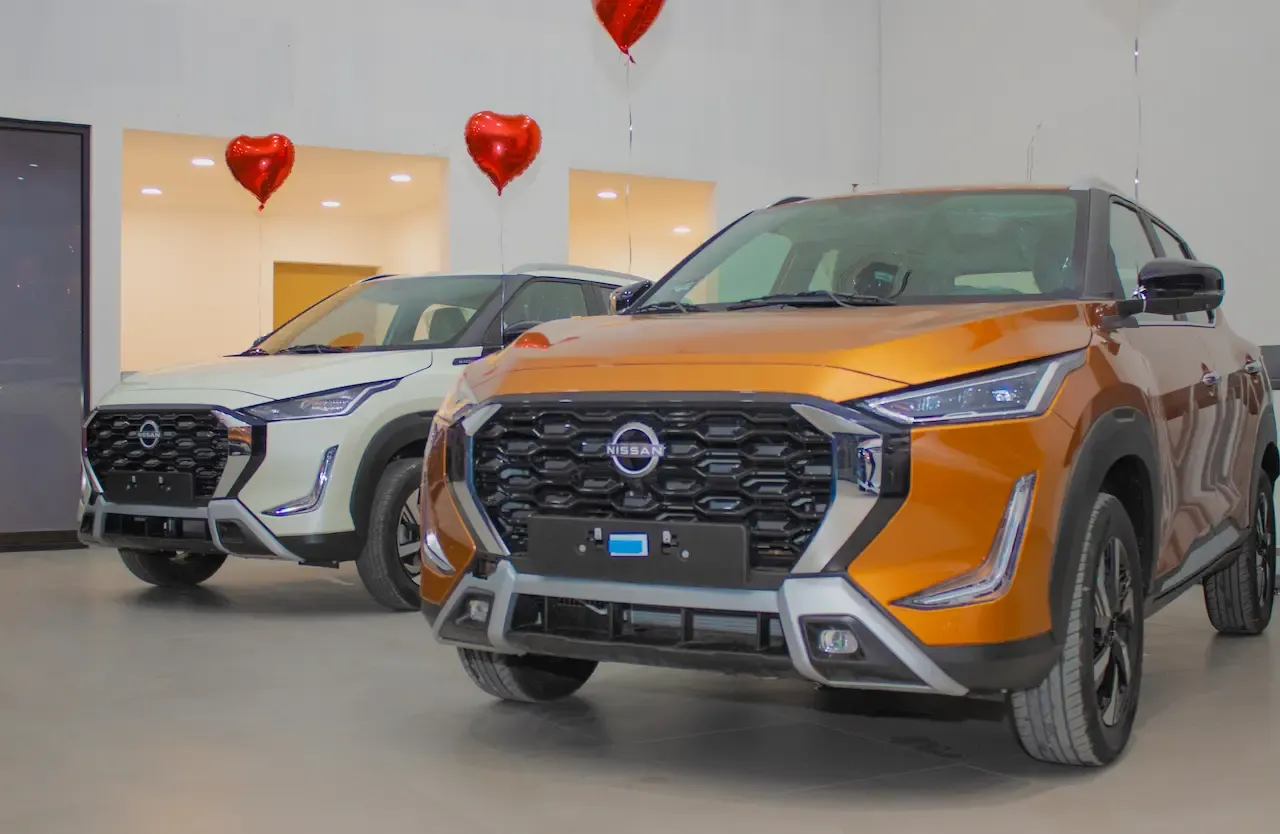 Dos carros Nissan estacionados uno junto al otro