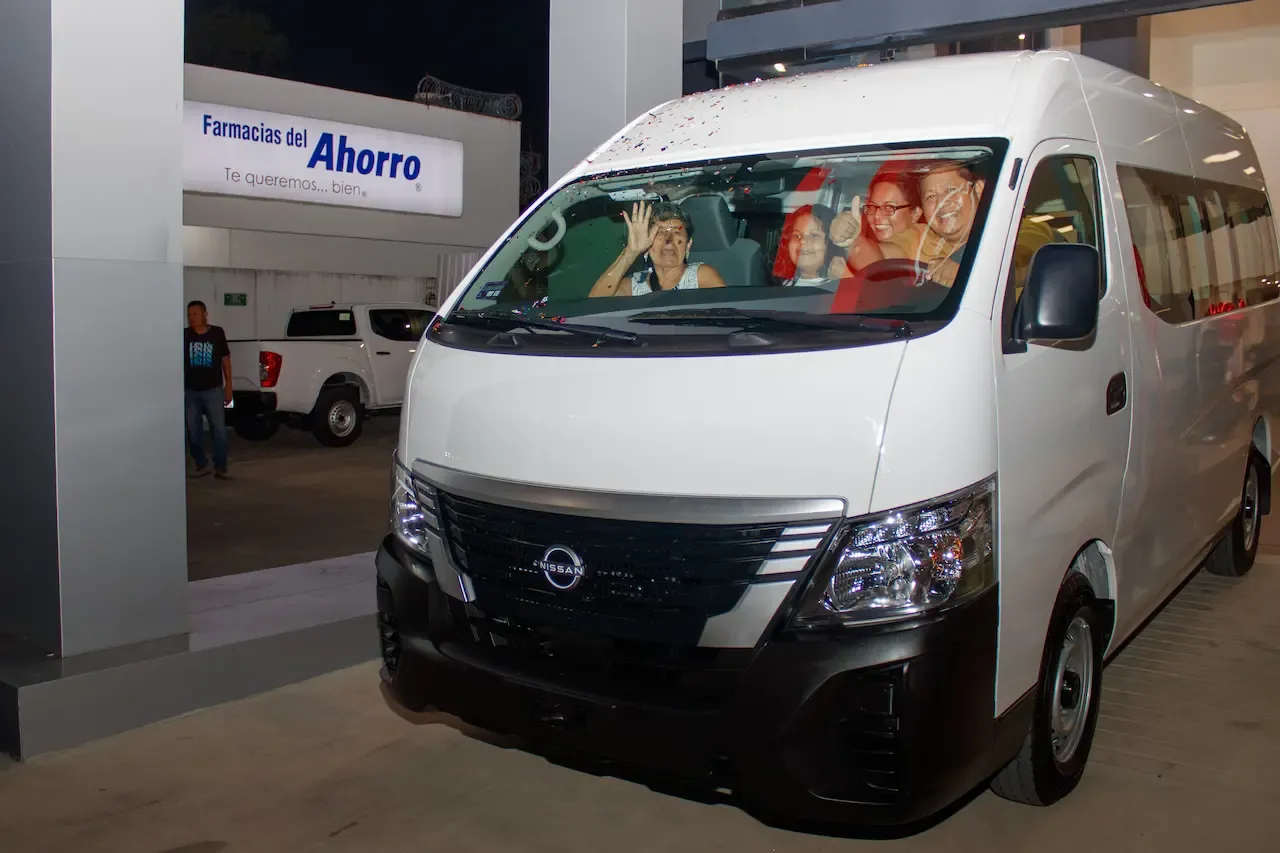 Familia dentro de una camioneta blanca Nissan
