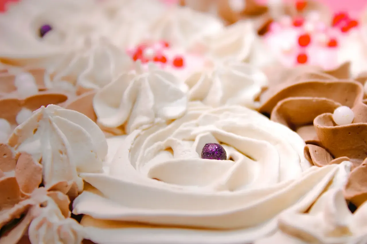 Pastel de chocolate y fresa con perlas de azúcar y crema batida