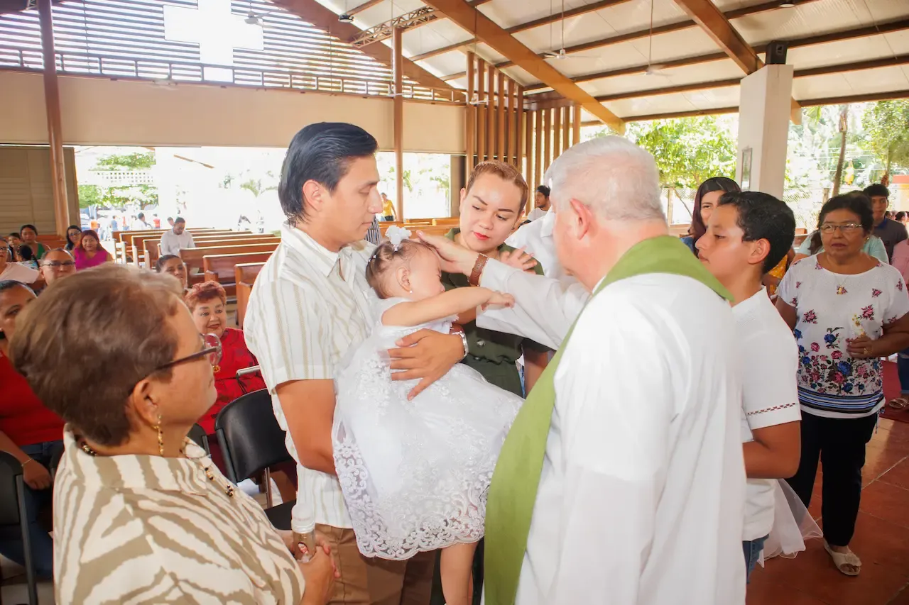 Foto de la bebé abrazada por su familia