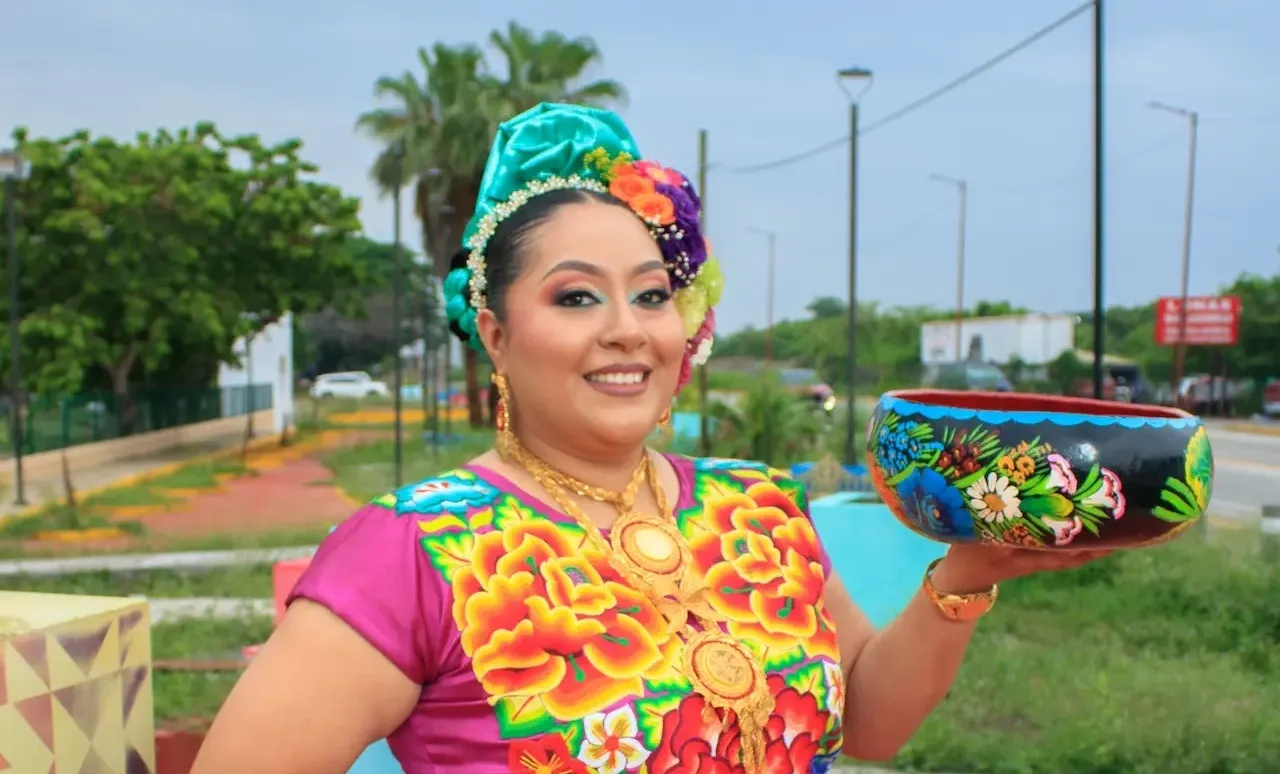 Cumpleañera sosteniendo un cuenco artesanal