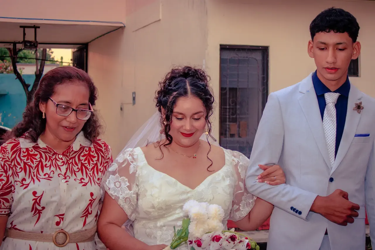 La novia caminando hacia el altar