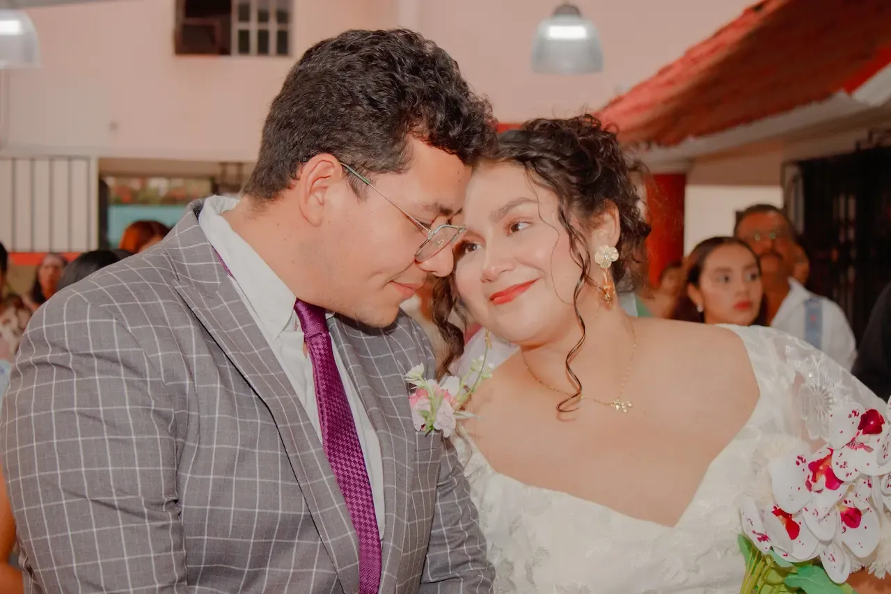 La novia caminando hacia el altar