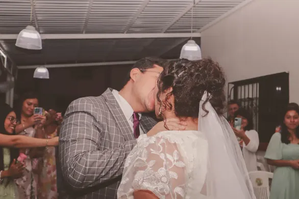 La pareja de novios dándose un beso