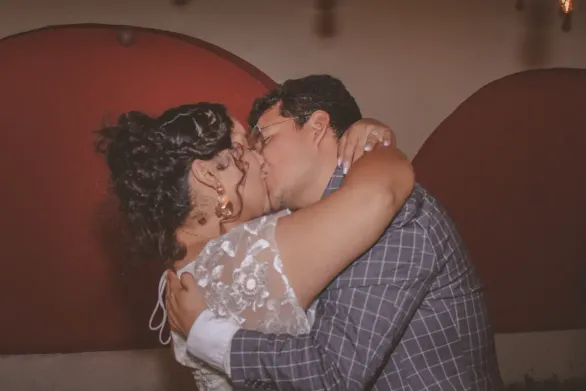 La pareja de novios dándose un beso