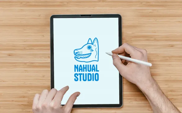 Tableta con el logo de Nahual Studio
